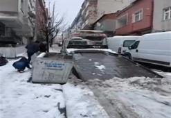 Bağcılar'da kar bastırdı: Ambulansa yolu çekici açtı