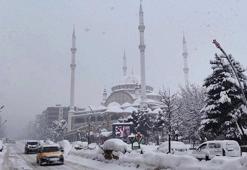 Kar kalınlığı 60 santimetre kadar ulaştı! Yüzlerce köyün merkezle bağlantısı kesildi