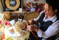 Depremde her şeyini kaybetti, buğday saplarıyla üretmeye başladı! Tasarımlarının fiyatı 5 bin liraya kadar çıkıyor