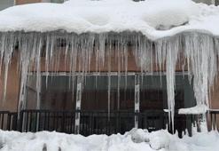Hakkari Yüksekova'da kar yağışı ve dondurucu soğuklar 3 metrelik buz sarkıtları oluşturdu