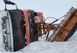 Ardahan'da kontrolden çıkan kar küreme aracı devrildi