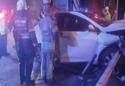 Ümraniye'de korkunç anlar: Otomobil bariyerlere saplandı!