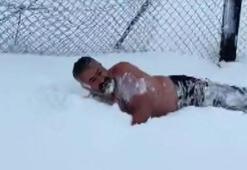 Ankara Beypazarı’nda bir kişi arazide üstünü çıkarıp kar banyosu yaptı