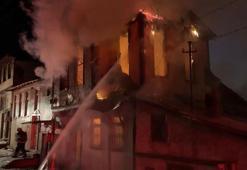 Kastamonu'da tarihi konakta çıkan yangın iki eve sıçradı