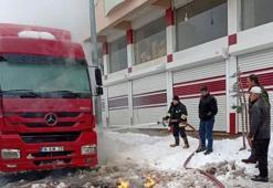 Muş’ta park halindeki tırda yangın çıktı