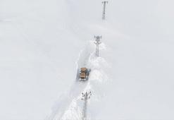 Hakkari Yüksekova 'Buz Devri'ni yaşıyor: Araçlara brandalı koruma, çatılarda dev sarkıtlar