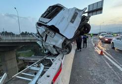 İzmir'de araca çarpan TIR, viyadükten düştü; 3 yaralı