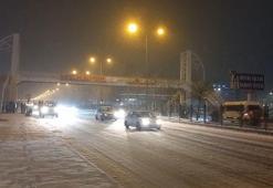 Diyarbakır'da yoğun kar yağışı etkili oldu; uçuşlar iptal edildi