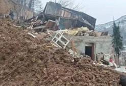 Artvin Borçka’da heyelan; ev ve ahır yıkıldı