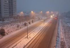Ulaşımın kilit kavşağında kar yağışı etkili oldu! 43 ilin geçiş güzergahı Kırıkkale kısa sürede beyaza büründü