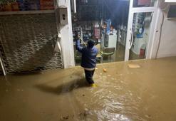 Antalya'da sağanak yolları göle çevirdi! İş yerlerini sular bastı, araçlar mahsur kaldı