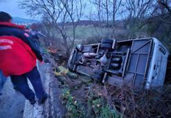 İvrindi'de işçileri taşıyan midibüsün devrilmesi sonucu 16 kişi yaralandı