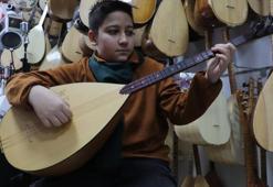 Annesinin çocukluk hayalini gerçeğe dönüştürdü! Şimdi oğlu çalıyor, annesi söylüyor