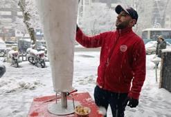 Kahramanmaraş'ta vatandaşların vazgeçilmezi! Kardan tatlı yaptı, kapış kapış satıyor