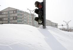 Bitlis'te böylesi görülmedi! Evlerde mahsur kaldılar, kar yağışı araçları kaybetti