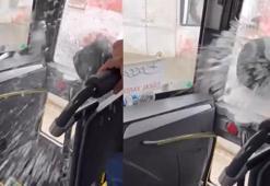 Adana’da motosiklet sürücüsü, yol verme kavgasında servis minibüsünün camını kaskıyla kırdı; o anlar kamerada