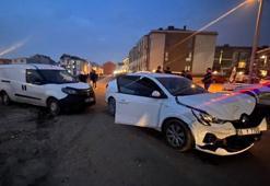 İnegöl'de otomobil ile hafif ticari araç çarpıştı; 2 yaralı