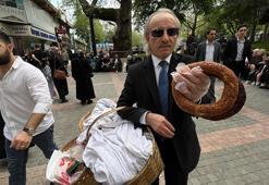 Bursa'nın 'kravatlı simitçisi' her gün 150 tane satıyor: 'Sokak simidini yerden vitrine kaldırdım'