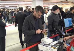 Antalya'da mağaza açılışında indirimden yararlanmak isteyenler uzun kuyruklar oluşturdu