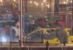 Taksi şoförü cadde ortasında darbedildi! O anlar anbean kaydedildi
