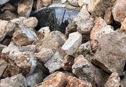 Denizli'de çöken duvar iki araç yuttu!