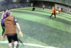 Halı sahanın çatısı çöktü! Futbolcuların korku dolu anları kameralara böyle yansıdı