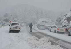 Antalya'da şiddetli yağmur ve sel baskınlarının ardından kar yağışı başladı, şehir beyaza büründü