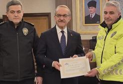 Malatya'da ayağındaki çorabı üşüyen çocuğa veren polise teşekkür plaketi
