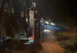 Marmaris'i sağanak yağış vurdu, yollar göle döndü araçlar mahsur kaldı