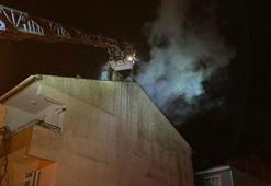 Bursa İnegöl'de üç katlı apartmanın çatısı yandı