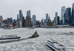 Yoğun kar yağışı ve dondurucu soğuklar Hudson Nehri’ni kısmen dondurdu
