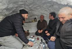 Bitlis'te kar yağışını fırsata çevirdi: Çay ocağını kardan yaptı!