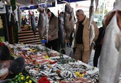 Karadeniz’de fırtına dinince balıkçıların yüzü güldü: Fiyatlar düştü, tezgahlar şenlendi: 200 TL'den kapış kapış gidiyor
