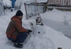 Malatya'da yağan kar ile soba yaptı, çay demledi!