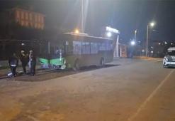 Kontrolden çıkan otomobil ağaç ve halk otobüsüne çarptı: 4 yaralı
