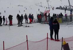 Van Gevaş'taki kış turizmi merkezi yoğun ilgi görüyor: Binlerce vatandaşlar akın etti