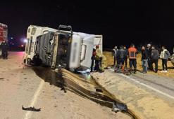 İnegöl'de talaş yüklü TIR devrildi, sürücü hayatını kaybetti