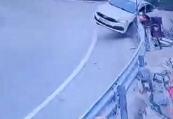 Bursa'da virajlı yolda otomobilin bariyerlere çarptığı kaza kamerada