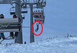 Erciyes'te düşen snowboardını almak için atlamaya çalıştığı telesiyejde asılı kaldı