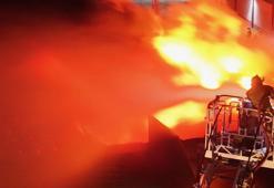 Düzce'de strafor fabrikası alev alev yandı! Yangın 2.5 saatlik çalışmasıyla söndürüldü