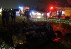 Antalya'da yoldan çıkan lüks otomobil refüjdeki çukura düştü