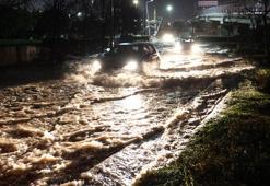 İzmir’de yollar göle döndü, ev ve iş yerlerini su bastı