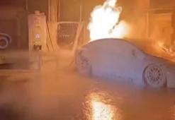 Manisa’da sağanak yağış! Otomobil dereye düştü, elektrikli otomobil alev aldı