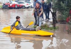 Adana'da sağanak yağış etkili oldu: Yollar göle dönünce kanosunu suya indirdi!