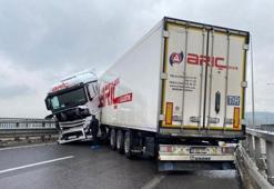 Kuzey Marmara Otoyolu'nda kontrolden çıkan tır makasladı