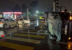 Tarsus'ta hafif ticari araç ile otomobil çarpıştı: 2 yaralı