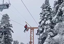 Uludağ'da sömestir tatili kabusa dönüyordu! Arızalanan telesiyejde mahsur kalan 51 kişi için harekete geçildi: 3 saat havada mahsur kaldılar