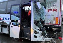 D-100 Karayolu'nda tur midibüsü park halindeki TIR'a çarptı; 13 yaralı