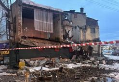 Sivas'ta iki katlı metruk bina kısmen çöktü