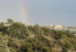 Tralleis Antik Kenti üzerinden yükselen gök kuşağı kartpostallık görüntüler oluşturdu